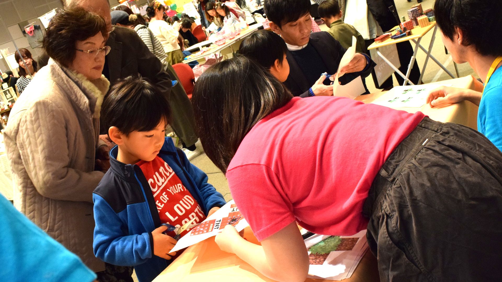 ペーパークラフトを親子で作っている姿
